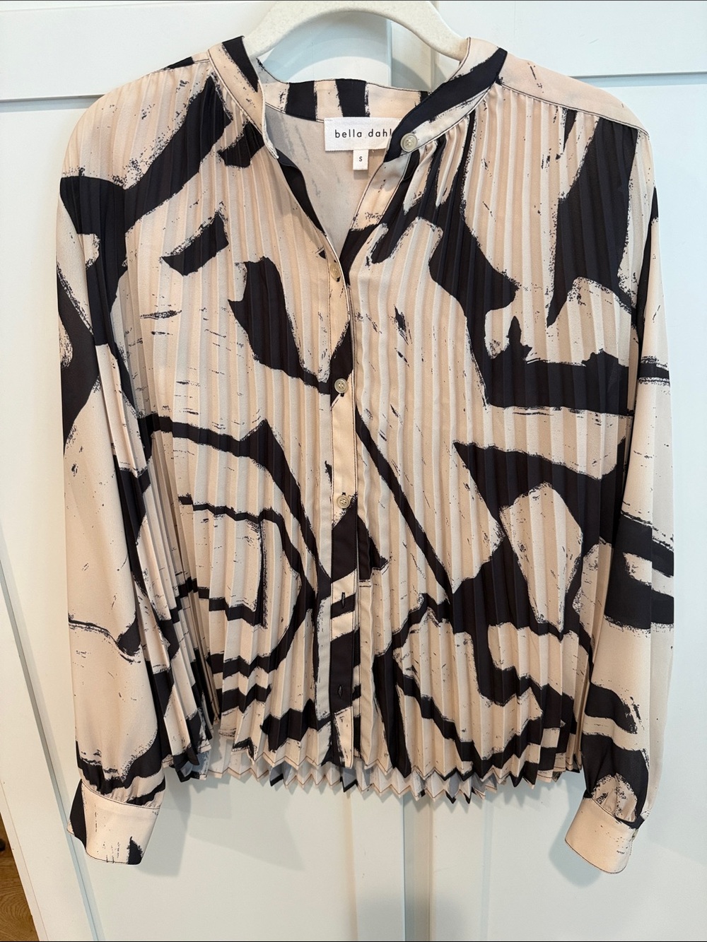 Bella Dahl Beige and Black Abstract Pleated Button-Up Blouse